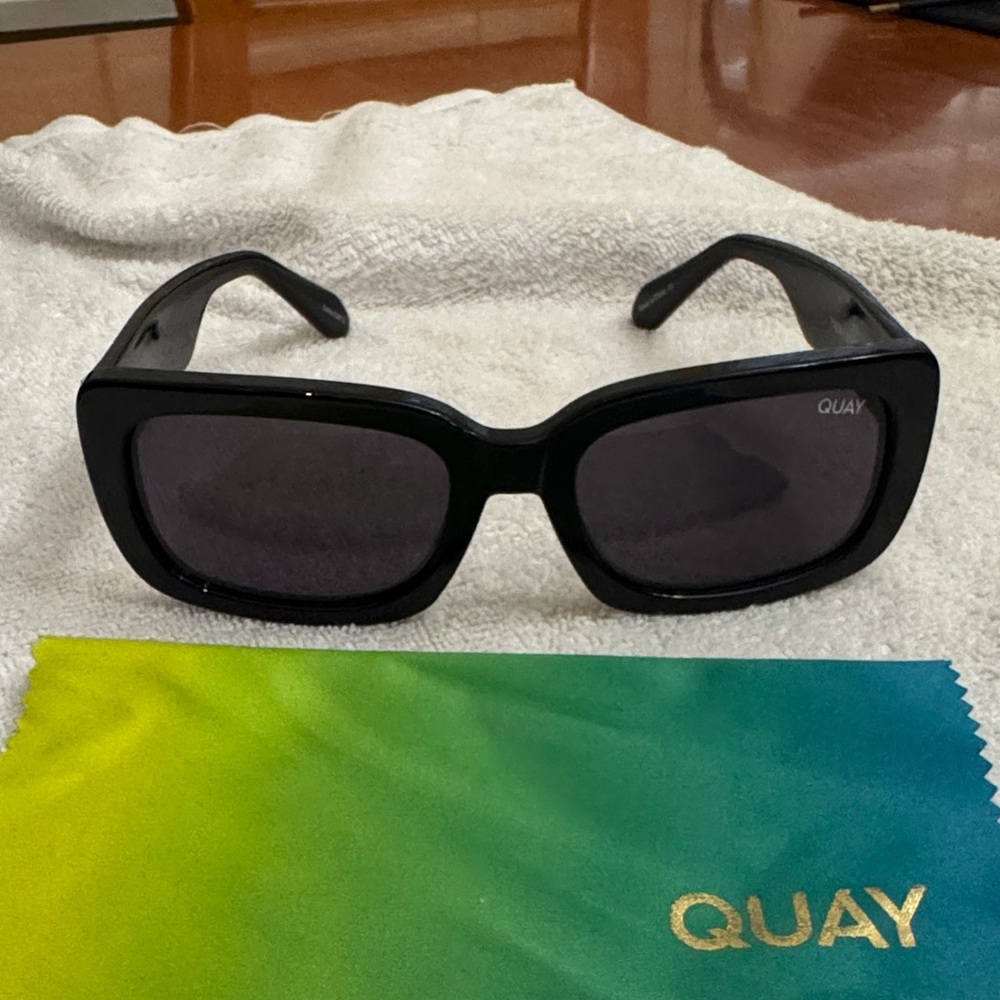 Quay Australia Glossy Black Sunglasses Pre-Owned